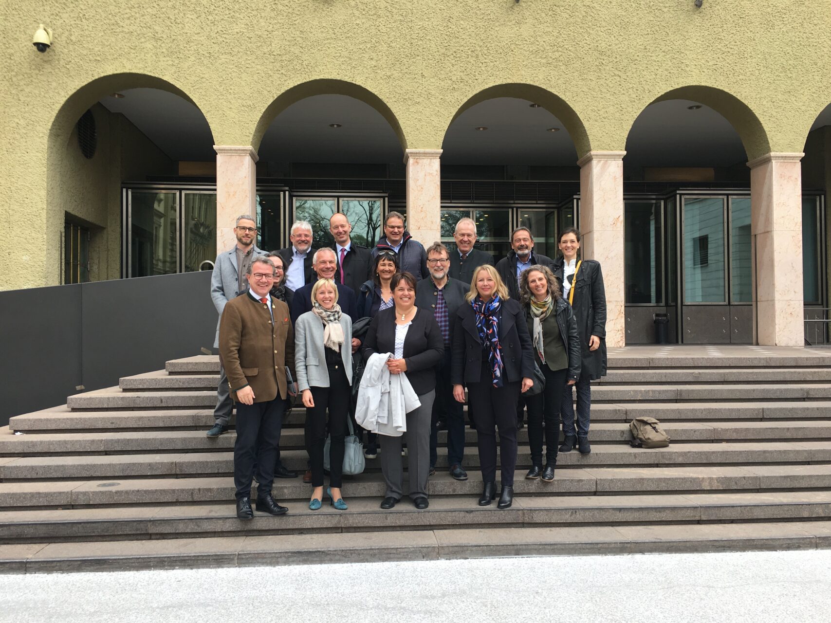 Exkursionsteilnehmer vor dem Südtiroler Landtag