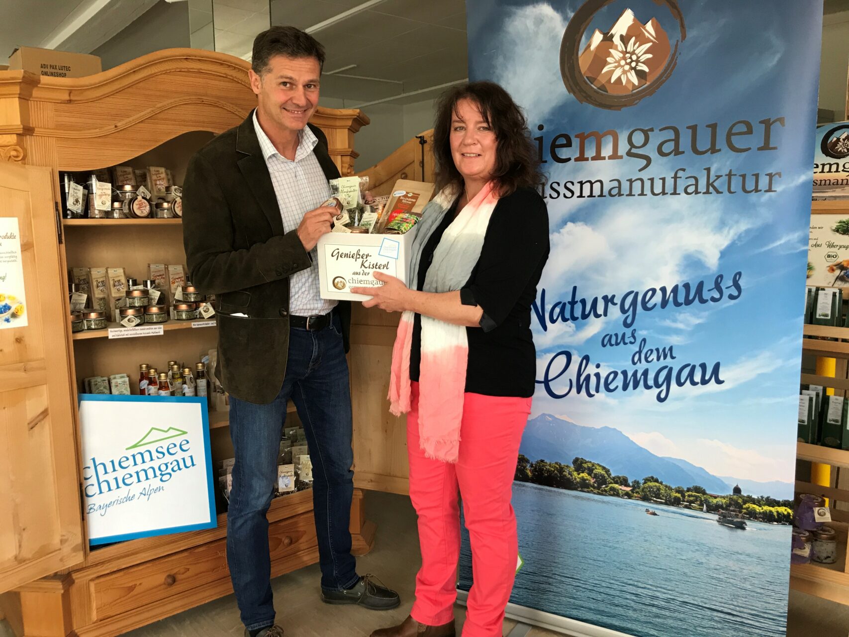 Zum Start befüllten CT-Geschäftsführer Stephan Semmelmayr und Astrid Günther, Geschäftsführerin der Chiemgauer Genussmanufaktur, eines der neuen „Genießer-Kisterl“ gemeinsam.