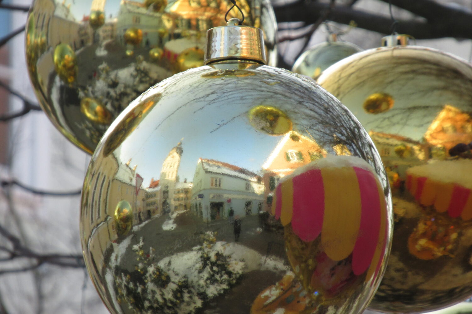 ©Anja Baumann, Spiegelung Innenstadt Erding in Weihnachtskugel
