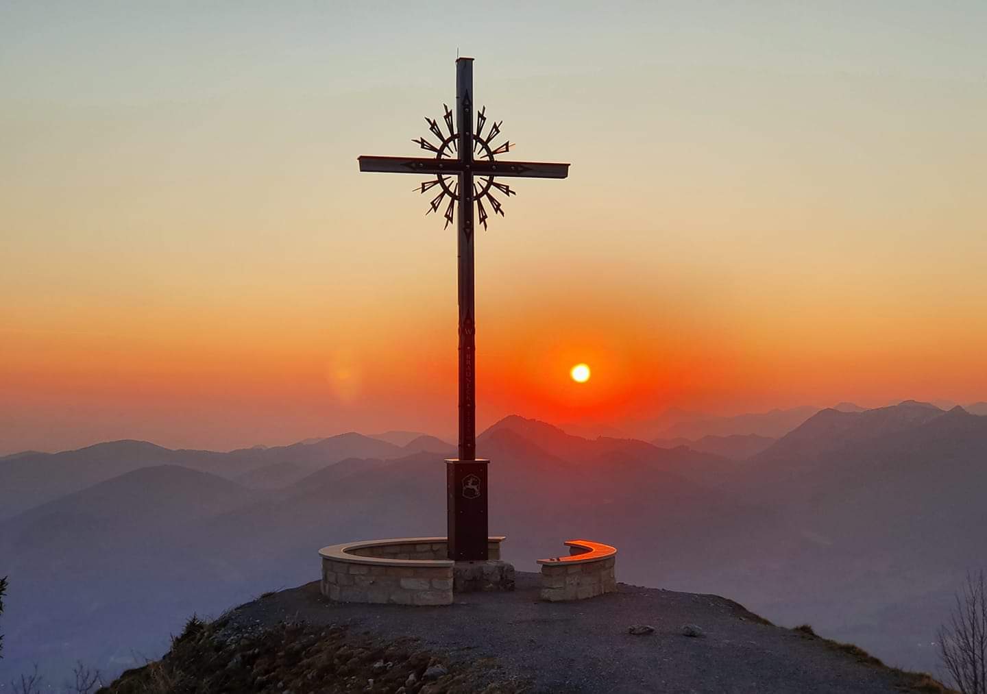 © Christine Koerdt, Sonnenuntergang am Brauneck Gipfelkreuz
