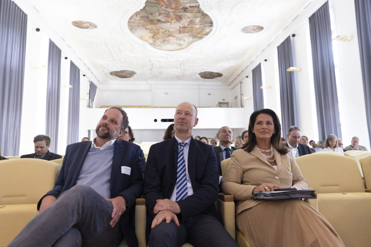 Im frisch restaurierten Asamsaal in Freising begrüßten Oberbürgermeister Tobias Eschenbacher und der TOM e.V. StMin Michaela Kaniber 